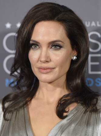 Le smoky argent d’Angelina Jolie