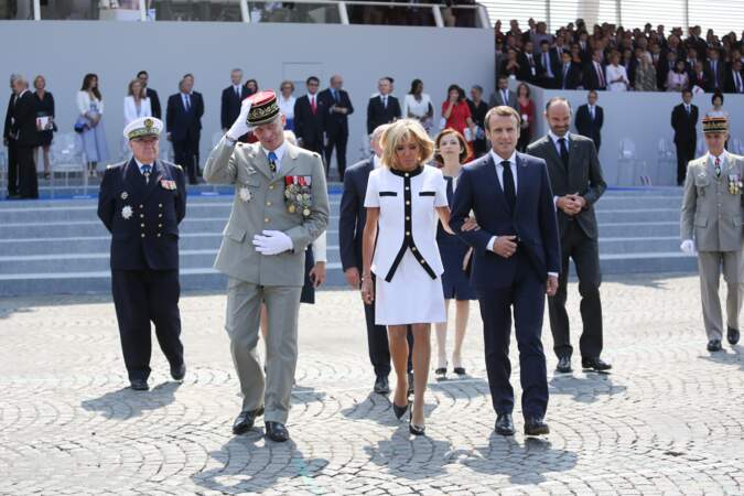 Brigitte Macron s'avance avec beaucoup de classe et d'élégance au bras de son mari 
