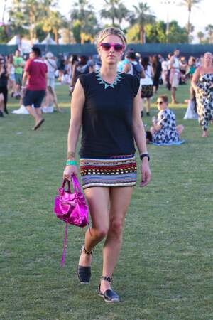 Nicky Hilton mise sur des espadrilles avec une jupe courte et colorée à Coachella