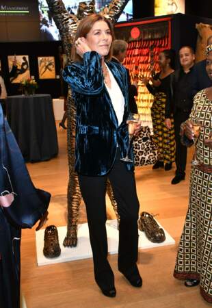 Caroline de Monaco en veste bleue électrique et sac léopard