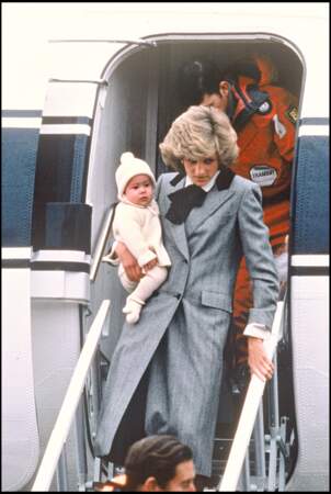 Lady Diana portant son fils Harry dans ses bras à son arrivée à l'aéroport d'Aberdeen en Écosse, en 1985