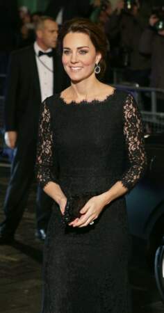 La robe longue en dentelle noire, un look sobre et élégant pour Kate Middleton lors d'un gala à Londres en 2014