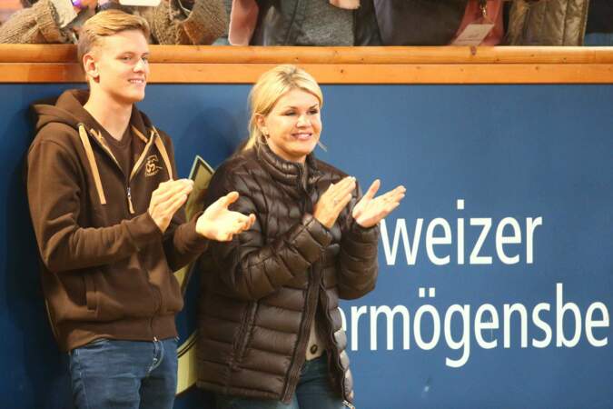 Corinna Schumacher et son fils Mick applaudissent les participants au concours équestre
