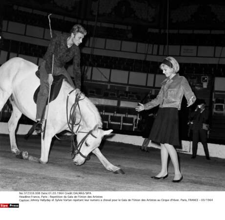 Johnny Hallyday et Sylvie Vartan répétant un numéro pour le Gala de l'Union des Artistes au Cirque d'Hiver en 1964