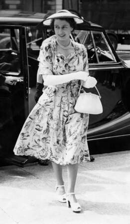 Elisabeth II en robe printanière à Londres en 1953