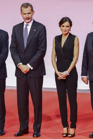 Le roi Felipe VI et la reine Letizia d'Espagne, très élégante en combi-pantalon noire