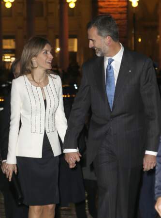 Le roi Felipe et la reine Letizia d'Espagne marchent dans la rue, en sortant du palais Giustiani à Rome, en 2014.