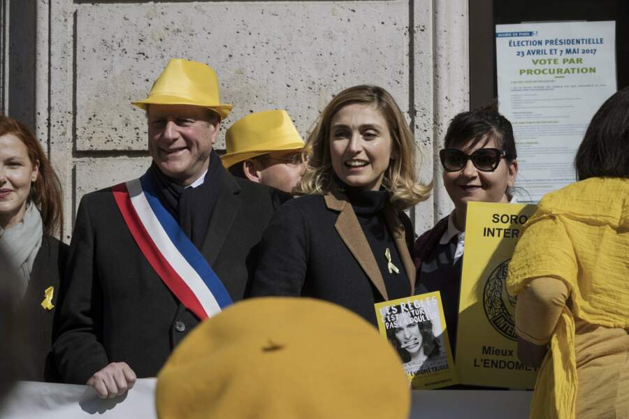 Lundi, des femmes manifestent pour dénoncer l'endométriose avec le maire du 15ème arrondissement 