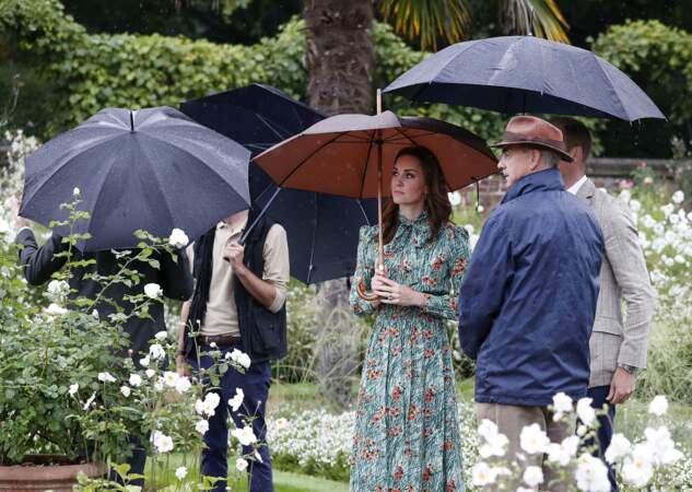 Kate Middleton en jolie robe fleurie dans les jardins du palais de Kensignton