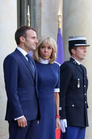  Emmanuel Macron aux côtés de la première dame Brigitte Macron , tous les deux assortis en bleu et blanc