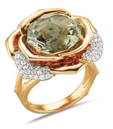 Bague Rose en or jaune avec quartz vert et diamants, prix sur demande, Gringoire.