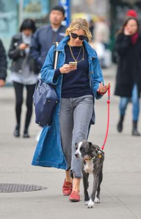 Sienna Miller promène son chien tout en style avec un trench denim, original et frais.
