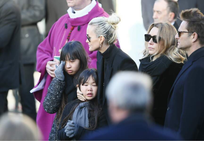 Jade, Joy et Laeticia Hallyday, lors des obsèques de Johnny Hallyday à l'église de la Madeleine le 9 décembre 2017