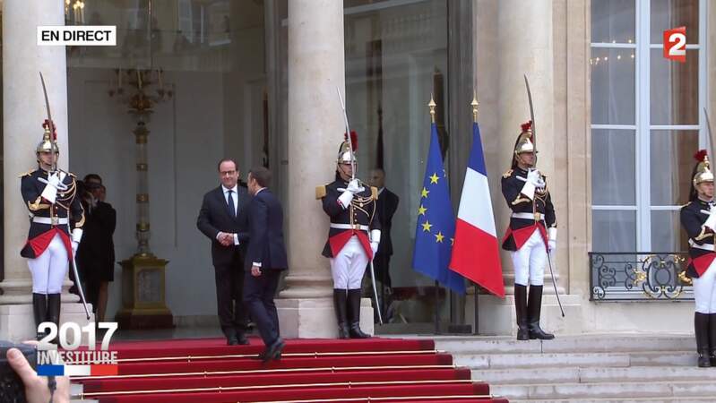 La poignée de main historique entre François Hollande et Emmanuel Macron