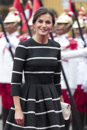 Letizia d'Espagne : une reine souriante au look classique lors de sa visite au Pérou