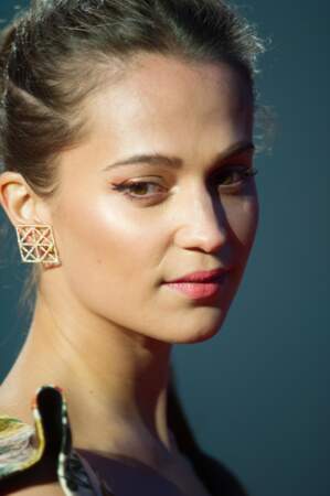 L'actrice suédoise a misé sur un make-up sobre, relevé d'une pointe de rouge orangé pour souligner son regard