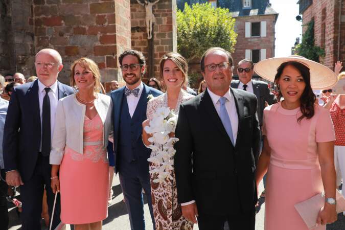 Thomas Hollande entouré de Ségolène Royal et de François Hollande le jour de son mariage ce 8 septembre 2018.