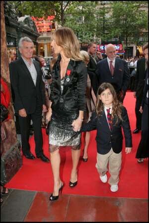 René-Charles et sa mère Céline Dion arrivent au musée Grévin, en mai 2008