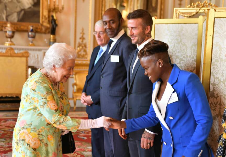 La reine Elisabeth II rencontre les invités à la cérémonie des Queen's young leaders awards