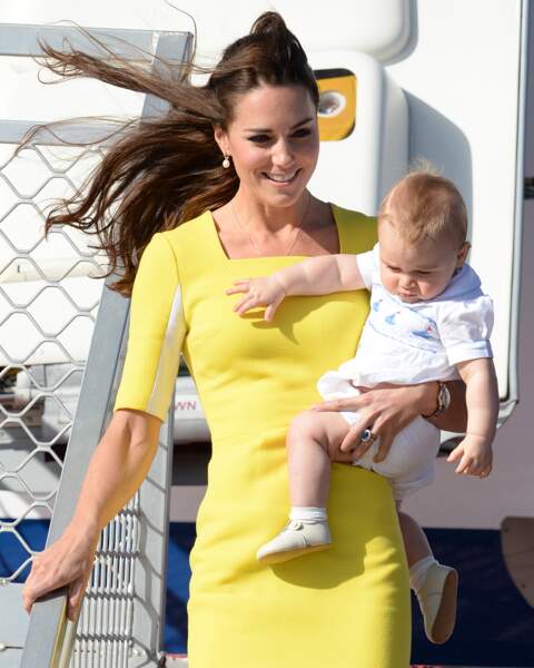 16 avril 2014: La duchesse maîtrise la descente d'avion un bébé dans les bras