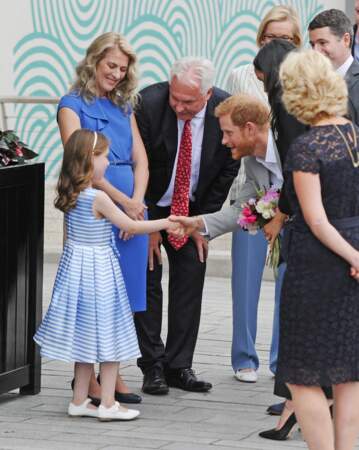 La fillette serre la main du prince Harry, le 11 juillet à Dublin, lors de son voyage officiel avec Meghan Markle