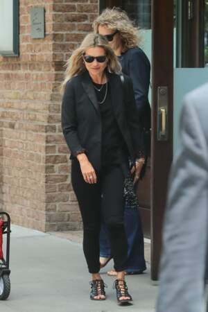 Kate Moss opte pour la spartiate en cuir noir, plus rock'n'roll.