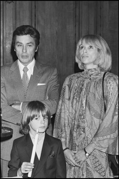 Mireille Darc, Alain Delon et Romain Sardou en 1982