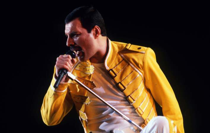 Freddie Mercury sur scène avec le groupe Queen, en 1986