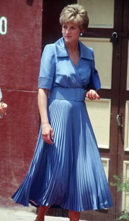La princesse Diana, avec une robe bleue plissée, lors d'un voyage en Egypte, en 1992