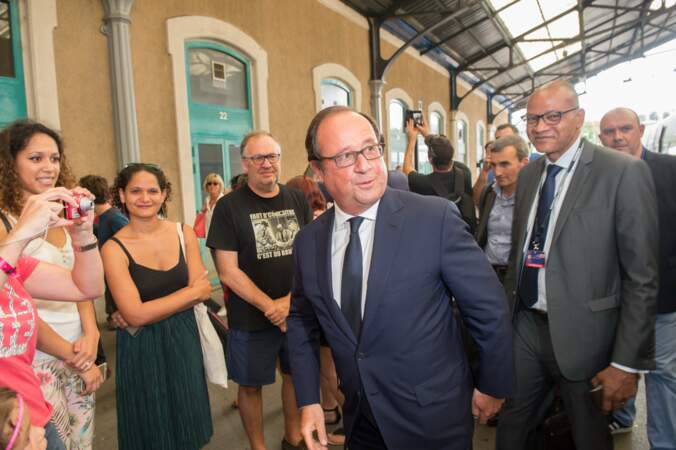 Beaucoup de monde pour accueillir François Hollande à la gare d'Angoulême
