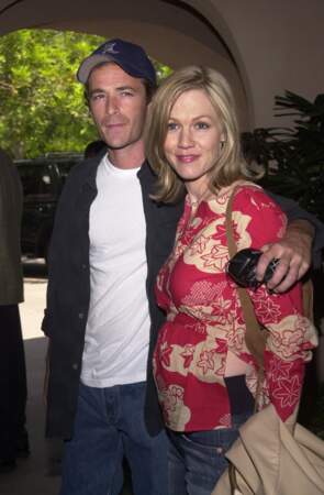 Luke Perry et Jennie Garth, sa partenaire dans la série "Beverly Hills", en 2002 à Los Angeles