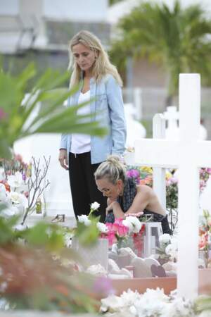 Marie Poniatowski et Laeticia Hallyday déposent des bougies sur la tombe de Johnny à Saint-Barth, le 23 avril 2018