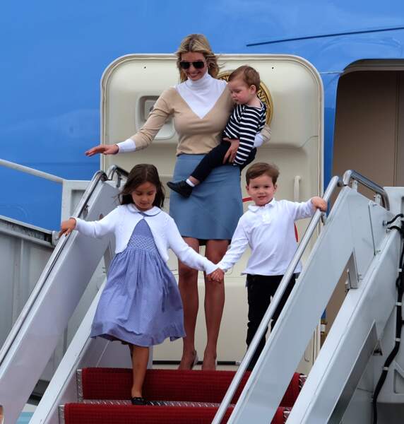 Ivanka Trump et ses enfants, en blanc et bleus pastels lors de leur arrivée à Palm Beach