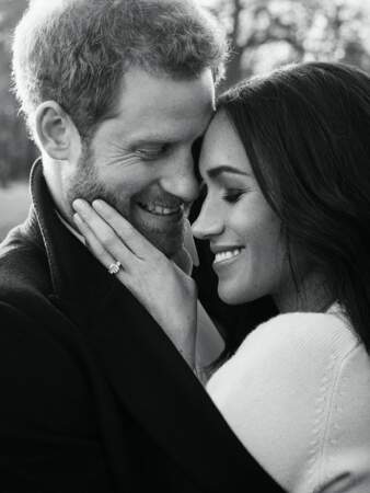 Harry et Meghan Markle (en pull Victoria Beckham) posent pour la photo officielle de leurs fiançailles en 2017