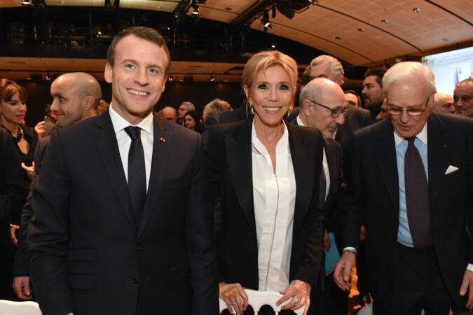 Brigitte Macron en blouse blanche et costume noir pour le 33ème dîner du CRIF