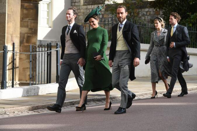 Pippa Middleton dévoile son très joli baby bump dans une robe verte lors du mariage d'Eugenie d'York 