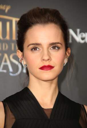 Focus sur le maquillage frais et nature d'Emma Watson, relevé par une pointe de passion sur les lèvres