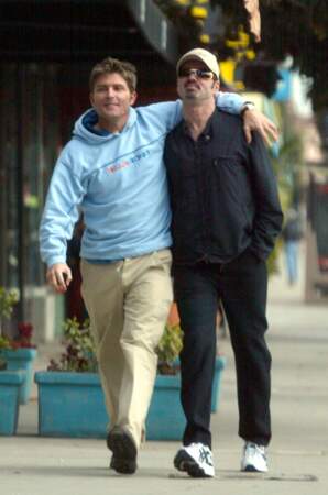 2002: George et Kenny, à L.A.. George vient de sortir "Shoot the dog", single moquant le puritanisme américain.