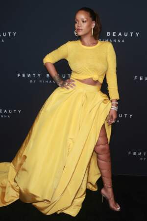 Rihanna canonissime en total look jaune Oscar de la Renta