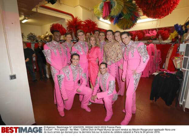 Céline Dion dans les loges du Moulin Rouge, entourée des danseurs du cabaret, le 24 janvier 2019