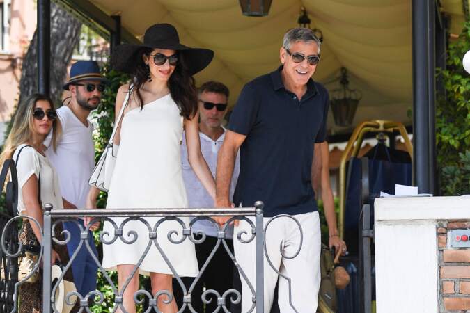 Amal Clooney était ravissante au bras de son mari George à Venise en Italie