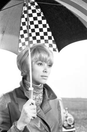 En 1968 sur le tournage du film "Jeff", Mireille Darc, les cheveux très courts blonds et sa frange