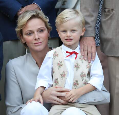 La princesse Charlène de Monaco accorde sa coupe et sa coiffure à celle de fils, le prince Jacques de Monaco 