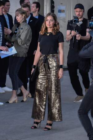 Marie-Ange Casta magnifique en pantalon doré au défilé Chanel