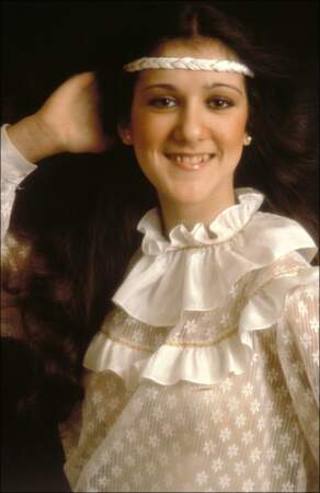 Headband tressée et chemisier à volants blanc, un look d'ado sage pour Céline Dion au début des années 1980