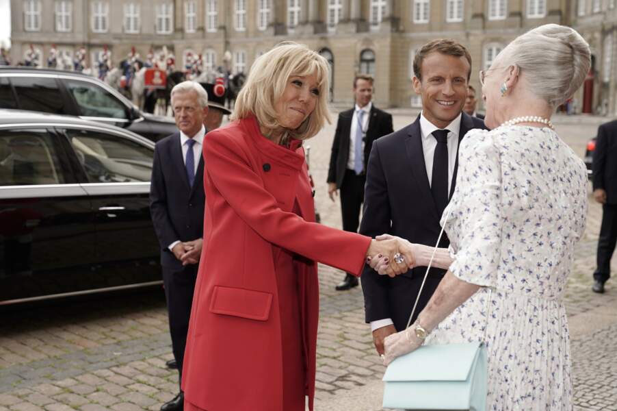 Brigitte Macron en total look Louis Vuitton et La princesse Mary de Danemark totalement assorties en rouge