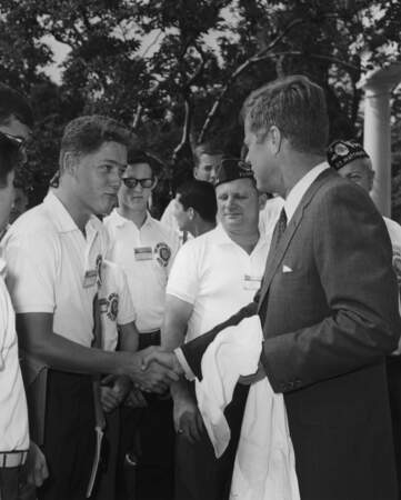 Bill Clinton, à 16 ans, rencontre le président John F. Kennedy (1963)