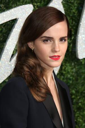 Cheveux lisses et bouche rouge pour Emma Watson en 2014.