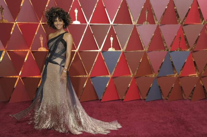 Halle Berry sur le tapis rouge de la 89e cérémonie des Oscars 