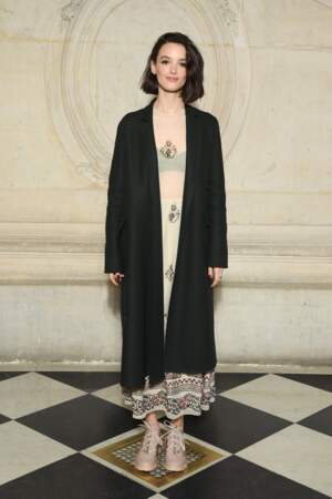 Un grand manteau en laine noir, voilà l'indispensable adopté par Charlotte Le Bon au défilé Dior.